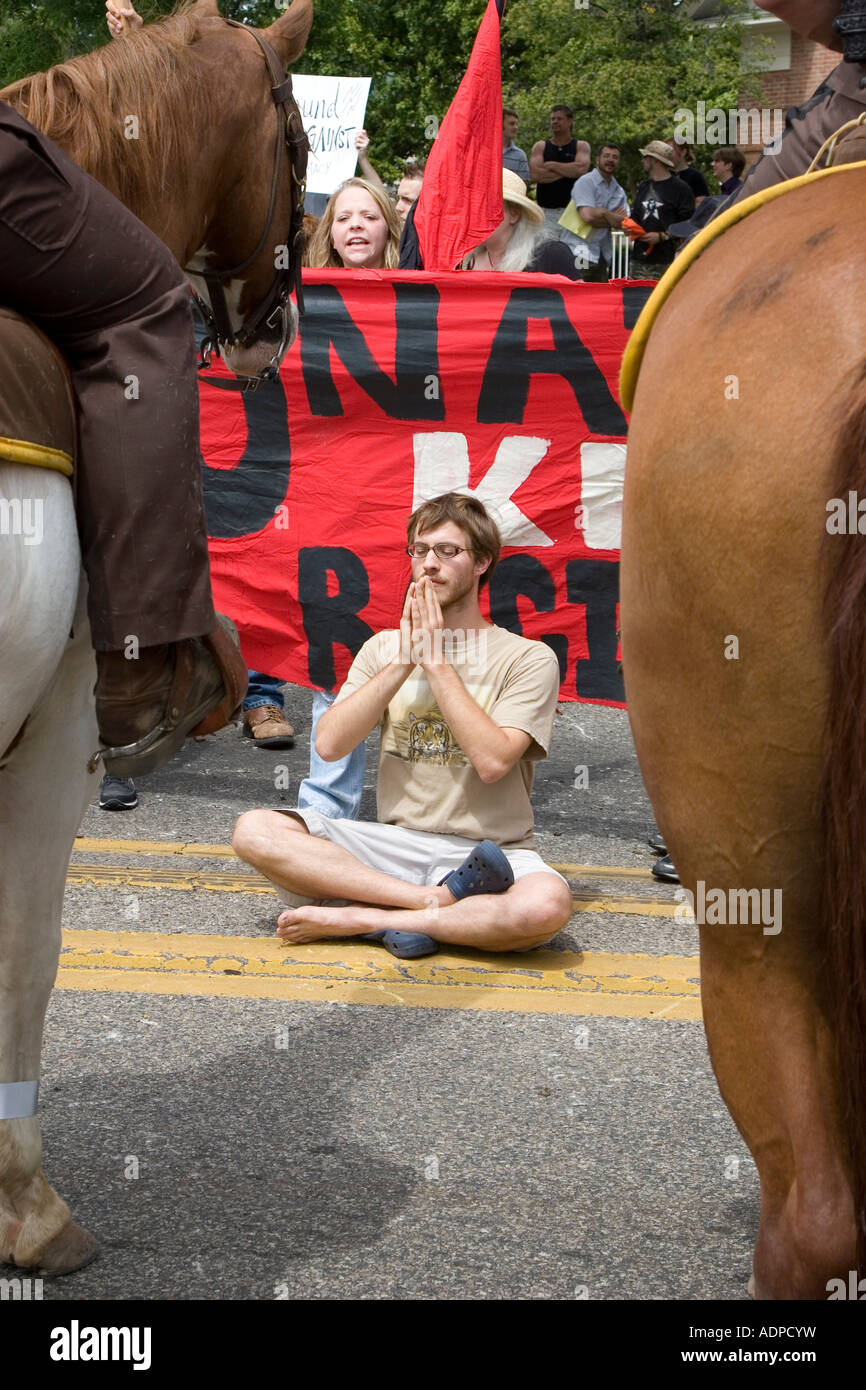 L'uomo medita durante la protesta Anti-Nazi Foto Stock