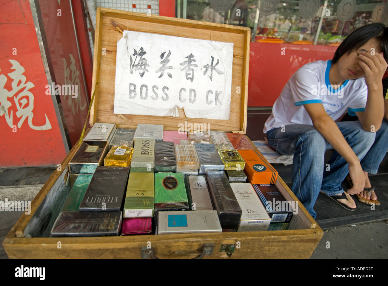 Molti tipi di fake designer profumi in vendita su Shanghai street 2007 Foto Stock