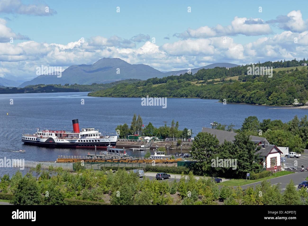 Battello a vapore cameriera del Loch ormeggiato a Loch Lomond Shores sul Loch Lomond con il nuovo scalo in primo piano Foto Stock