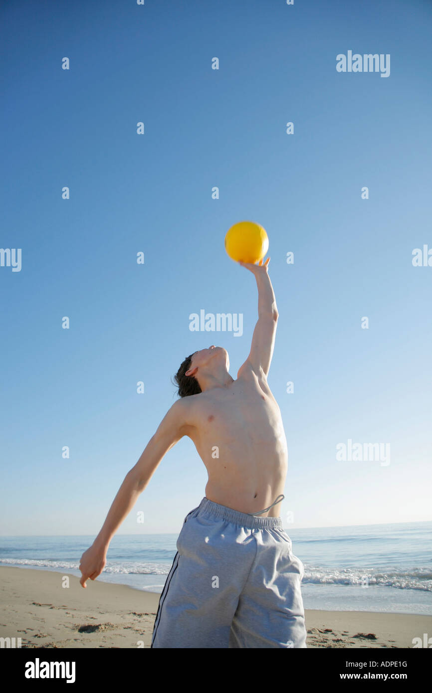 Ragazzo (10-15), giocando a pallavolo sulla spiaggia, Virginia Beach Virginia, Stati Uniti d'America, signor 2007 4 4 1 Foto Stock