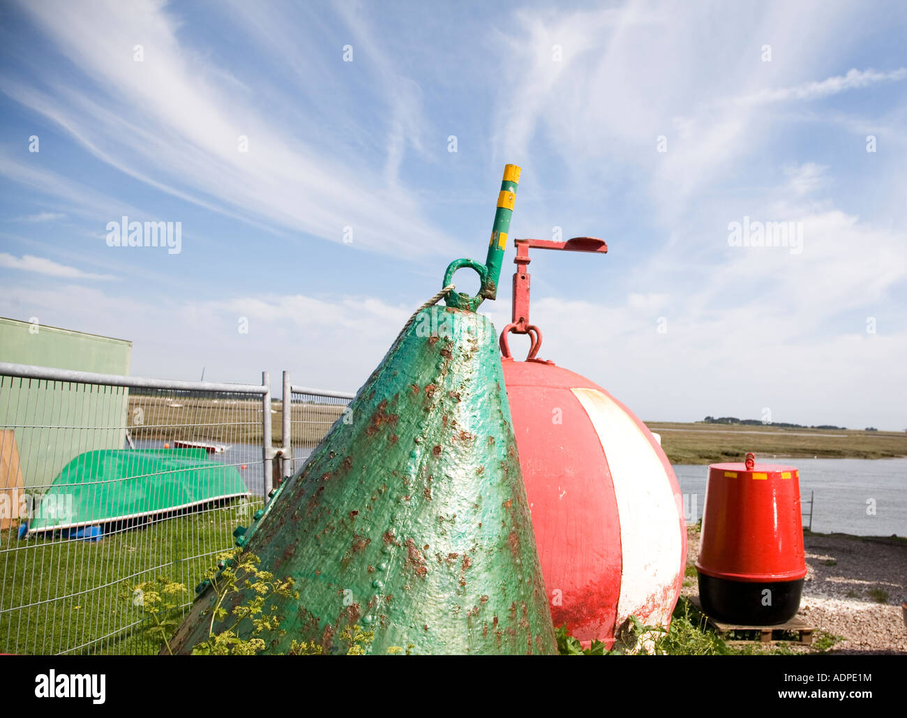 Il rosso e il verde delle boe contro il cielo blu Foto Stock