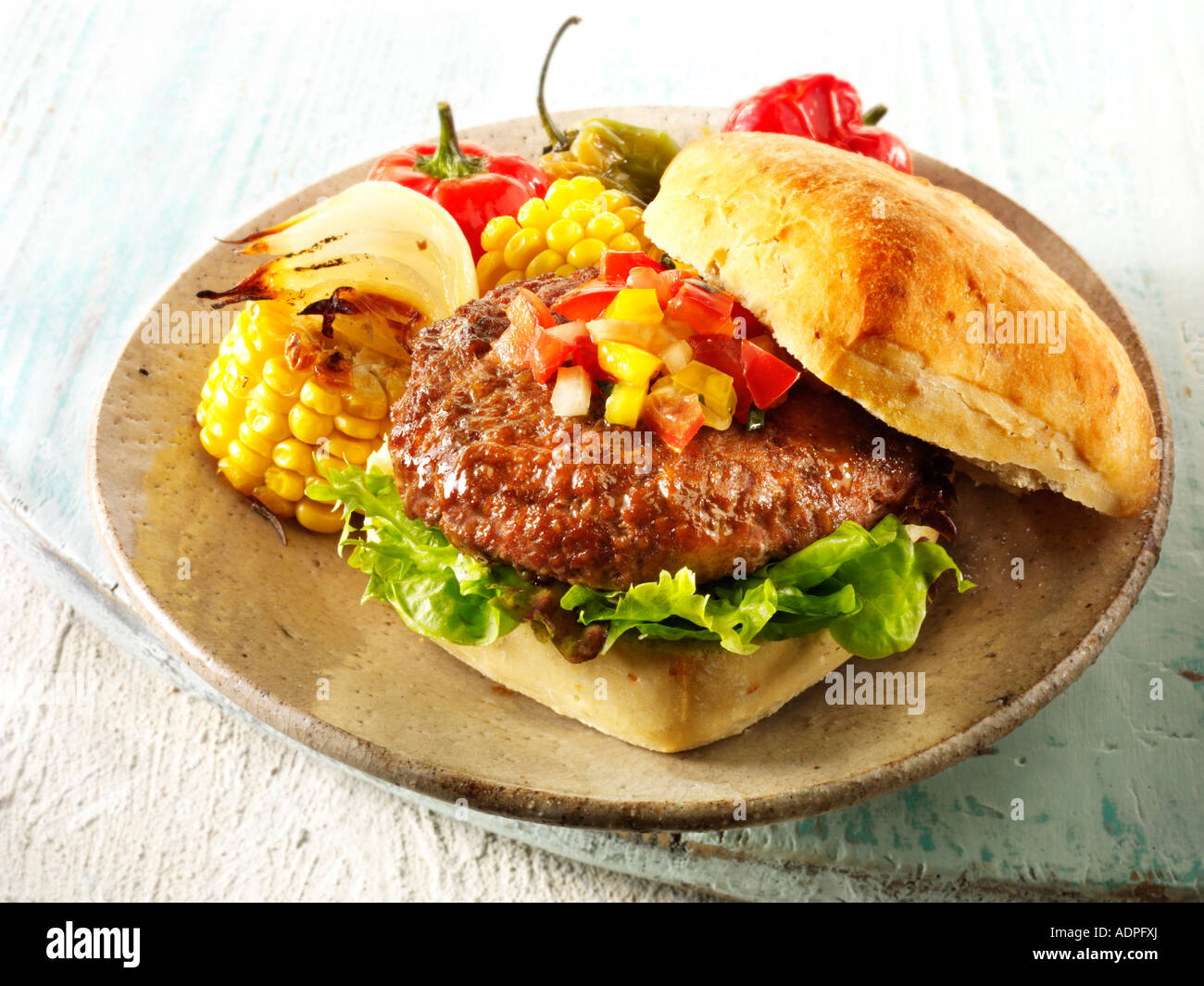 Hamburger di manzo in un rotolo chabatta Foto Stock