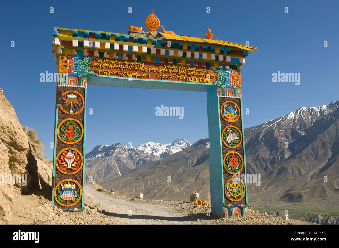 India Himachal Pradesh Spiti Kee gompa il cancello di accesso al monastero sulla strada di montagna innevata tops in bkgd Foto Stock