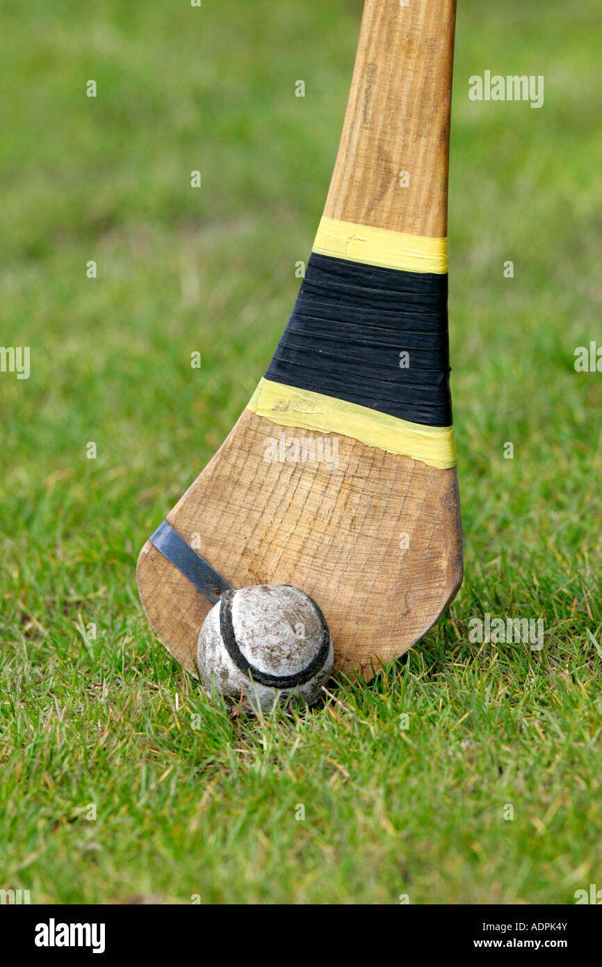 Utilizzato cuoio sliothar hockey irlandese sfera accanto alla testa del caman hurley stick sull'erba Foto Stock