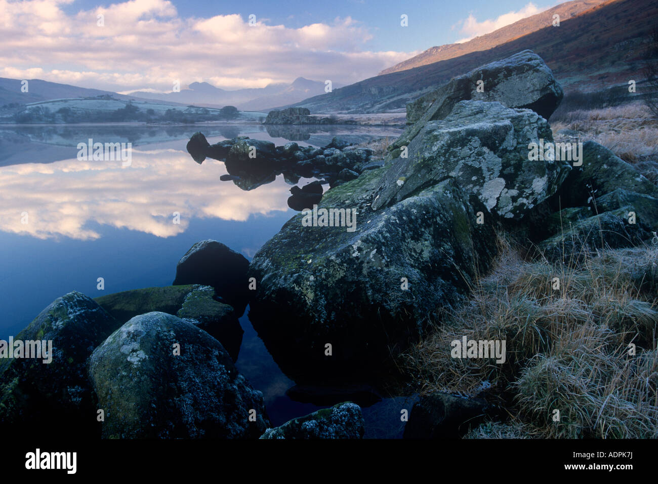 Riflessioni sulla Llyn Mymbyr al crepuscolo Snowdonia Gwynedd North West Wales UK Foto Stock