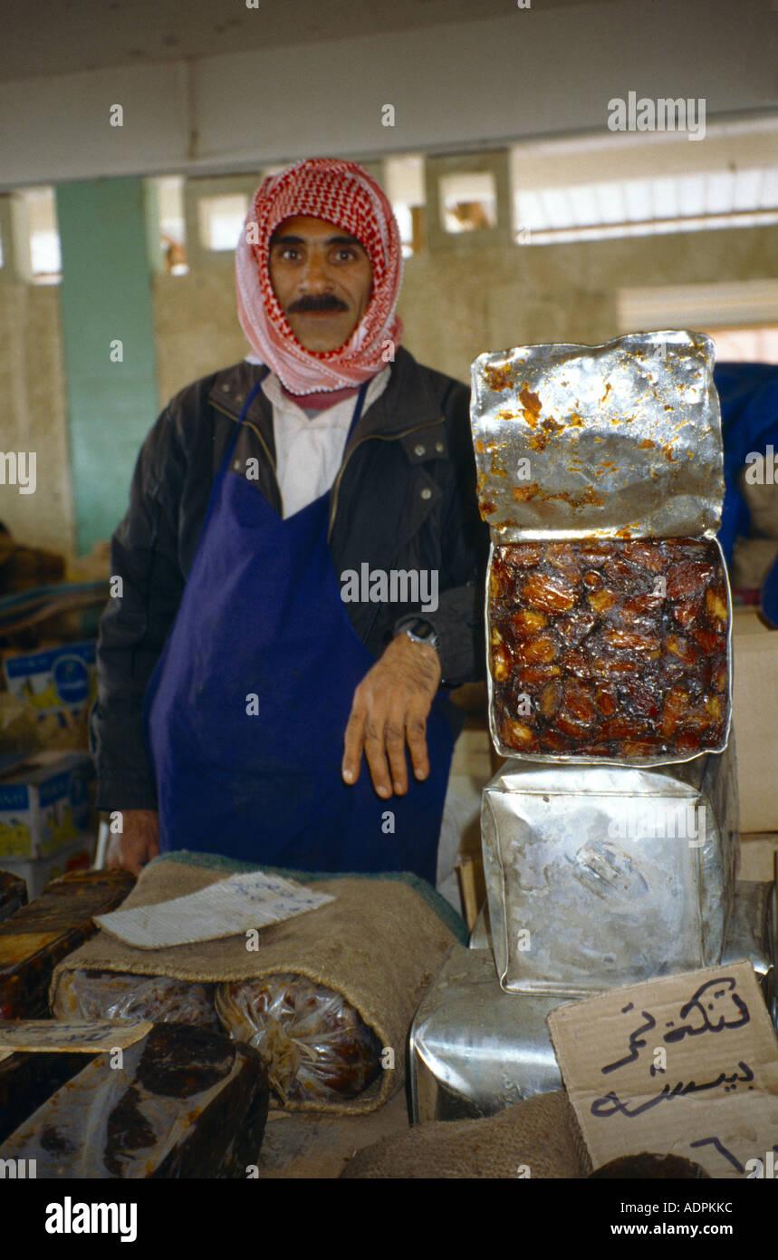 Kuwait City Kuwait Souk vegetale mercato iraniano uomo date di vendita Foto Stock