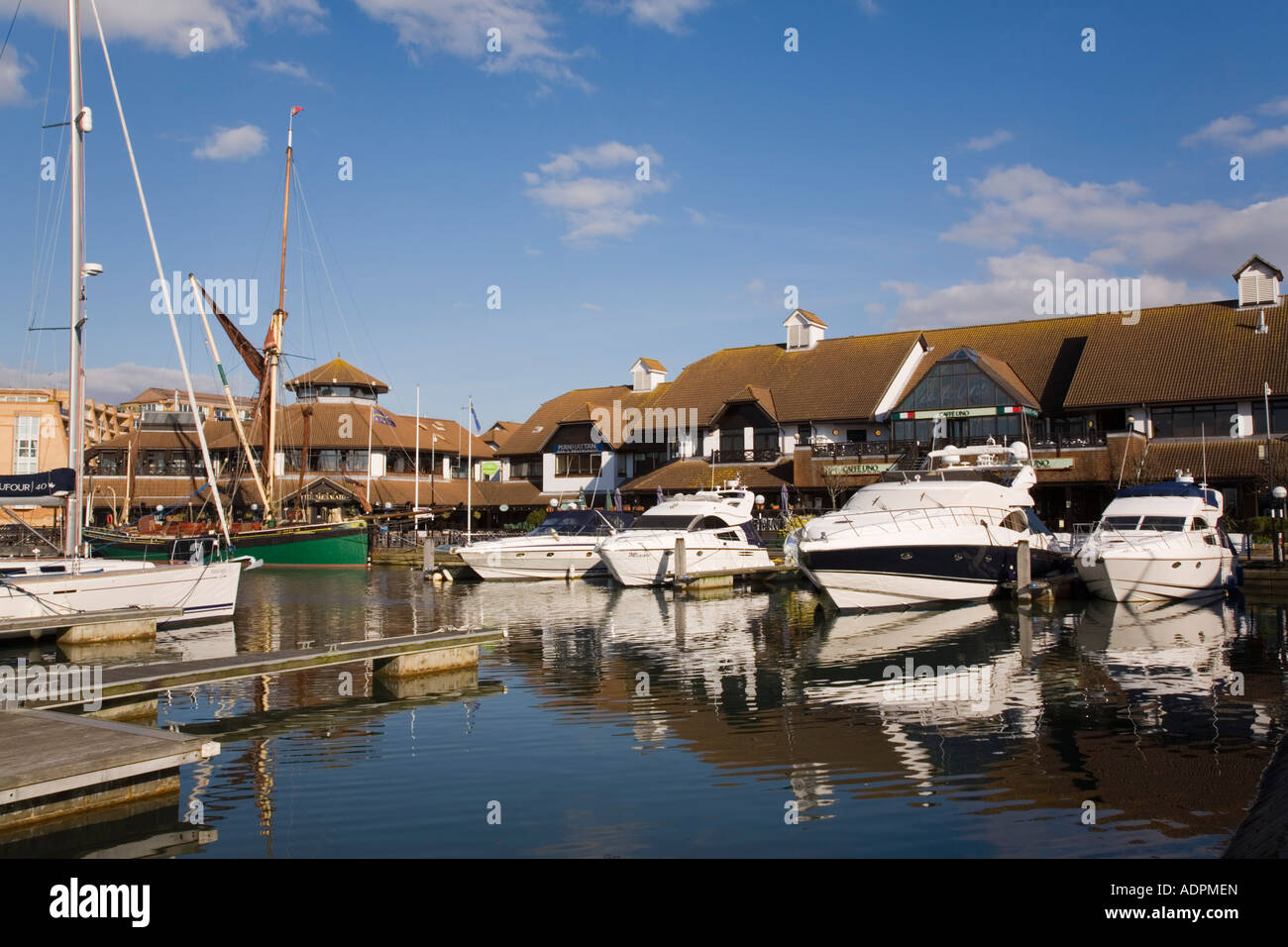 Il Boardwalk waterfront lo sviluppo con negozi e ristoranti e ormeggiate barche da diporto port solent Portsmouth Inghilterra Hampshire REGNO UNITO Foto Stock