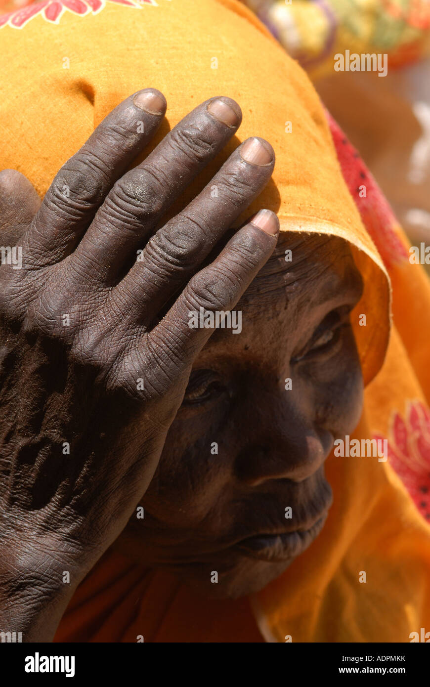 Africa.Ciad. Amnabak camp per i profughi sudanesi .distribuzione mensile di cibo.old Lady scompare come ella attende. Foto Stock