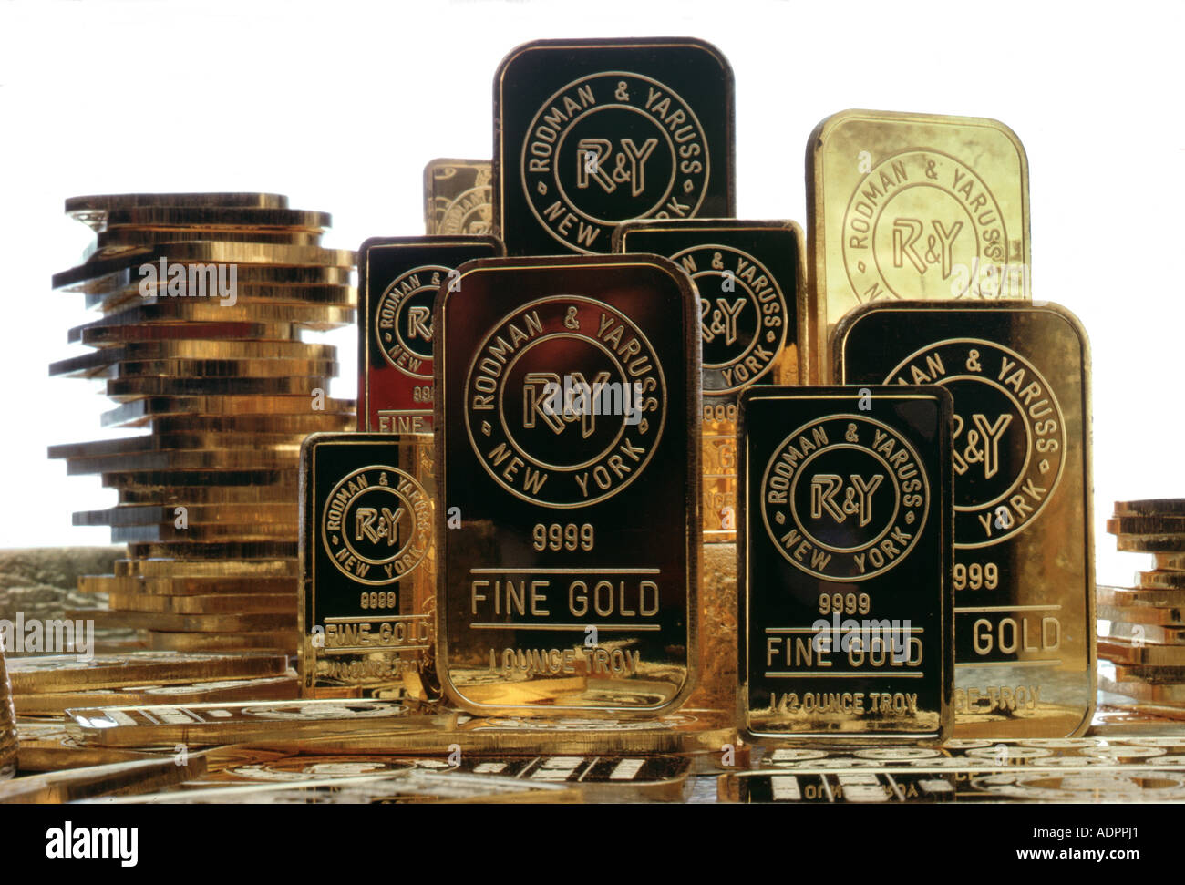 Ancora in vita di oro bar stagliano su sfondo bianco Foto Stock