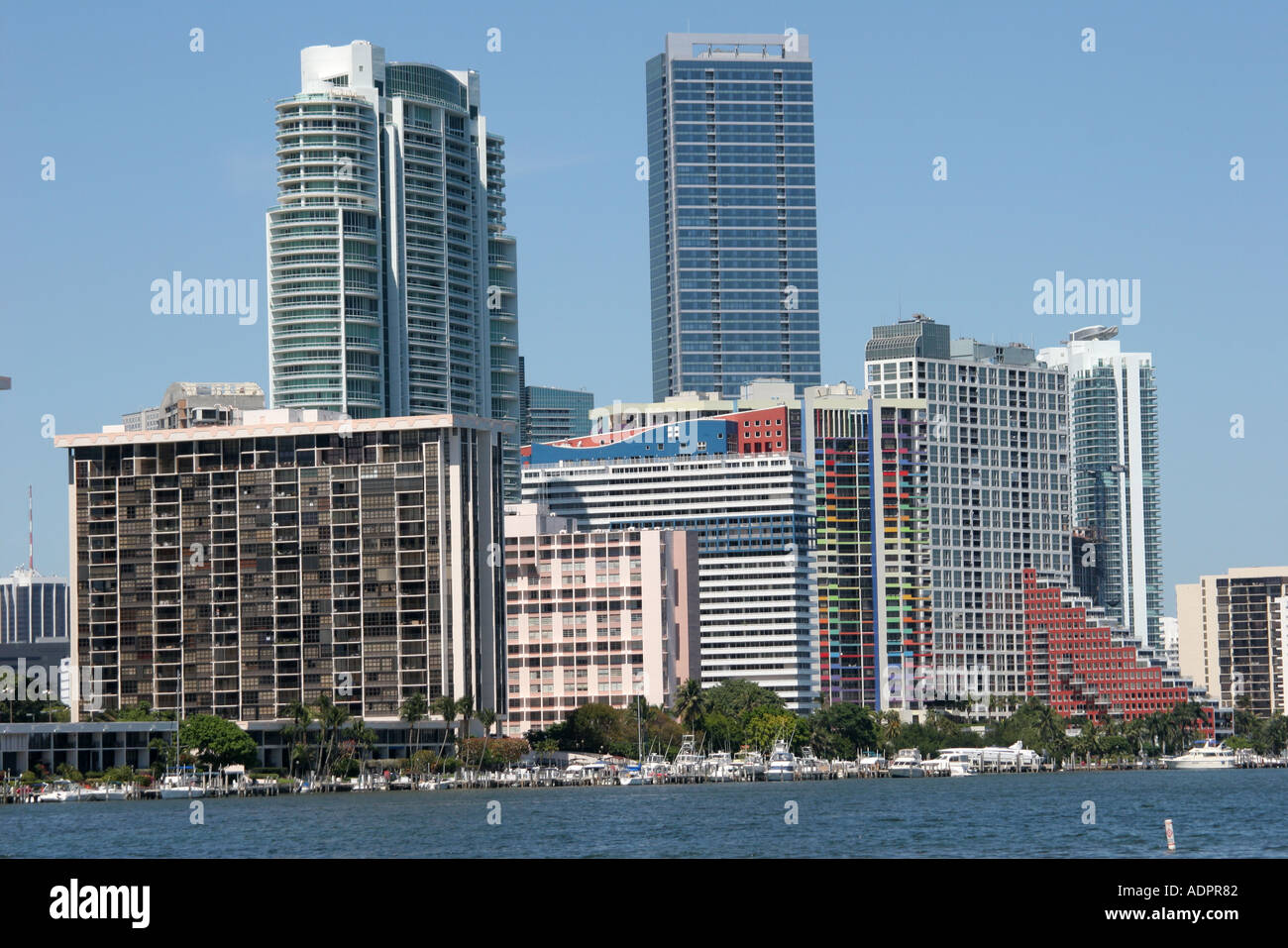 Miami Florida, Brickell Drive condominiums, edifici, skyline città paesaggio urbano, centro, centro città, vista dal Rickenbacker Causeway, Biscayne Bay wa Foto Stock