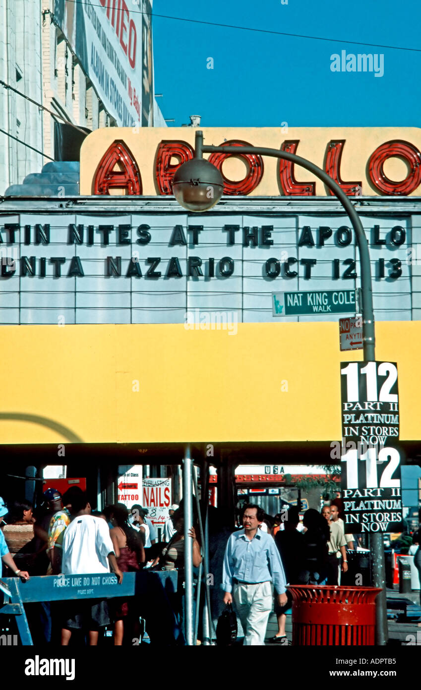 New York NY USA, Apollo Theatre, Harlem '125th St' Sign Marquee, Street Scene, Large Crowd People Walking, american Street Sign Foto Stock