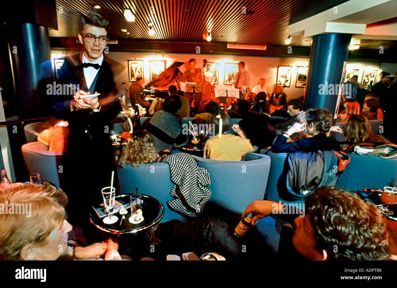 PARIGI, Francia, cameriere maschile che lavora al Jazz Club Francese 'All Jazz Club' in 'St Germain des Prés' che serve cocktail, bevande, quartiere latino di Parigi, funzionante Foto Stock
