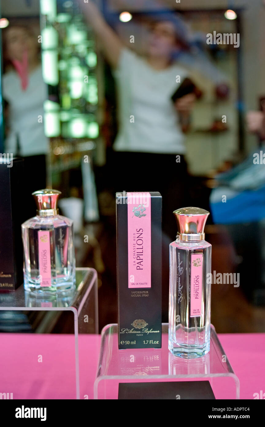 Parigi Francia, Shopping profumeria negozio 'l'Artisan Parfumeur' dettaglio  profumeria vetrina Foto stock - Alamy