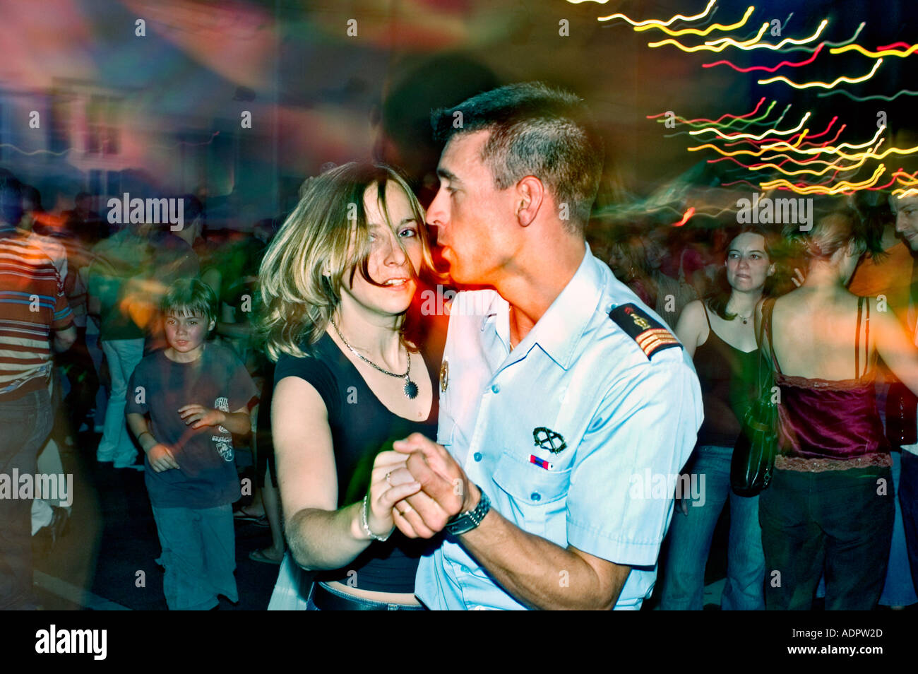 Parigi Francia, coppie francesi che ballano al Festival 'Firemen's Ball' '14 luglio', feste della Festa della Bastiglia, balli della Festa della francia Foto Stock