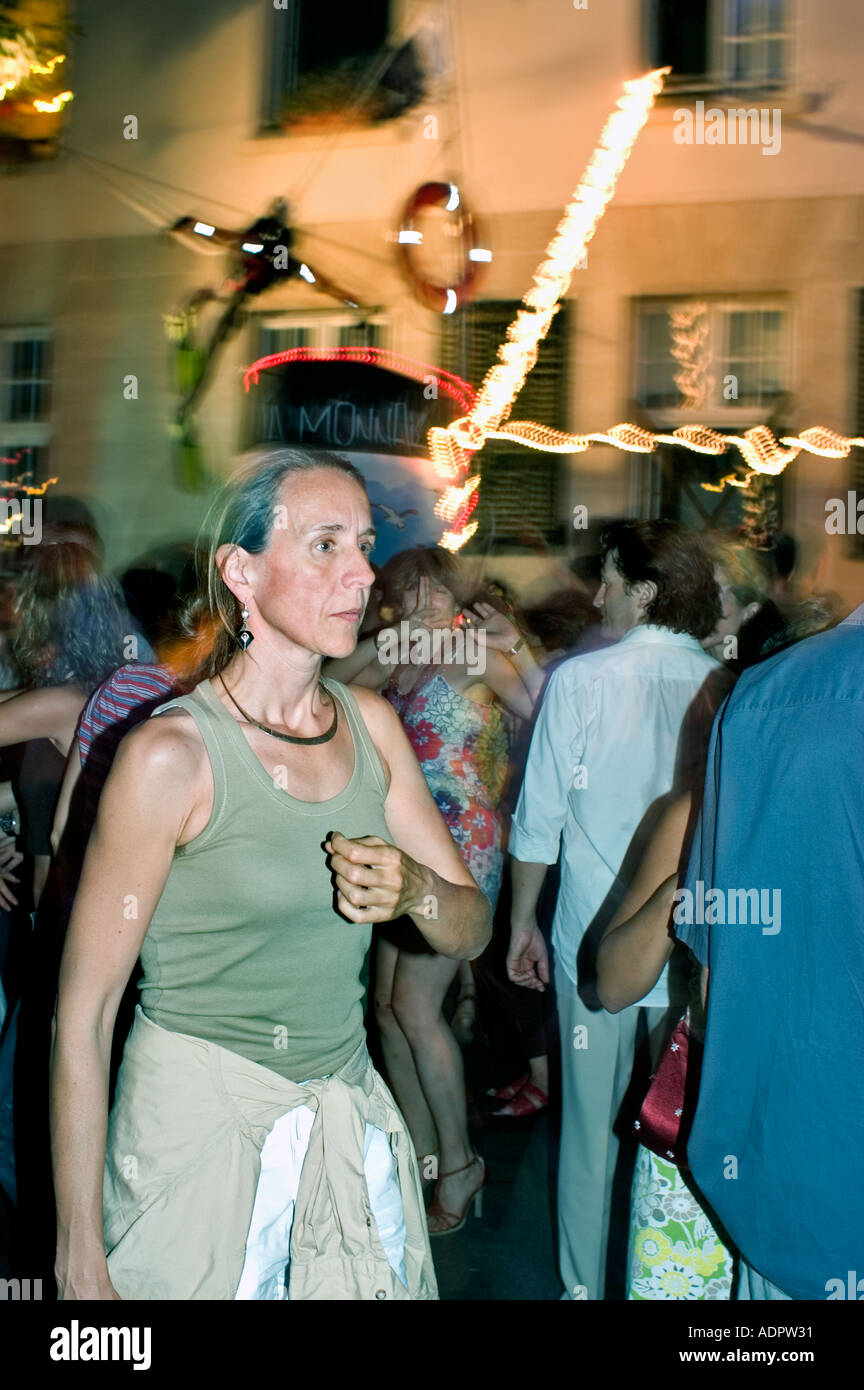 Parigi Francia, donna da soli 'Media di età della donna " Dancing a "vigili del fuoco della palla' 'Festival in Francia " " il giorno della Bastiglia' Foto Stock