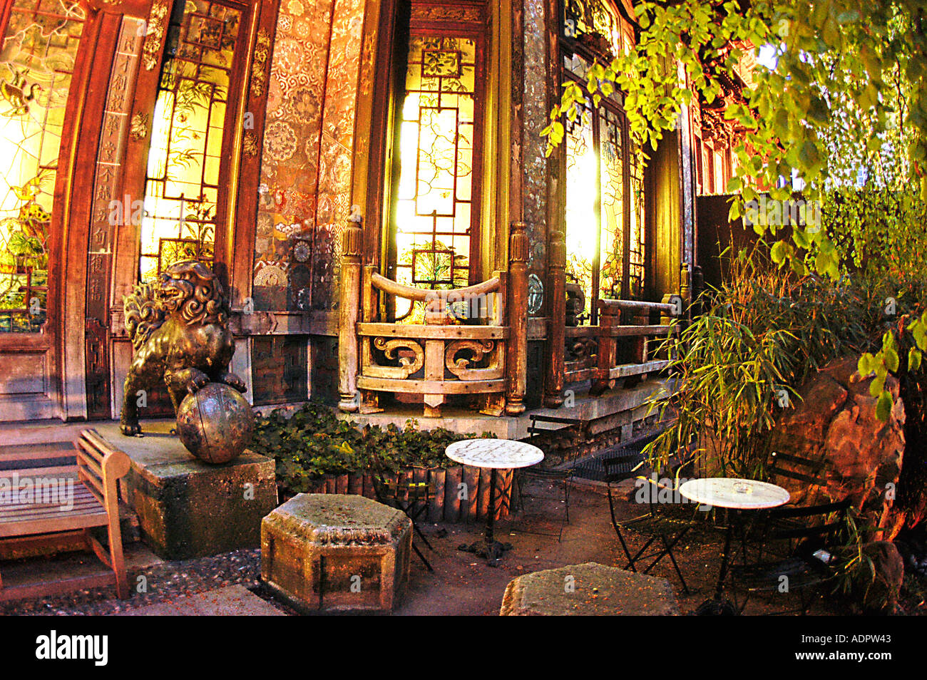 PARIGI, Francia, Old Cinema, cinema d'epoca, architettura tradizionale giapponese, giardino "la Pagode", finestre antiche all'esterno Foto Stock