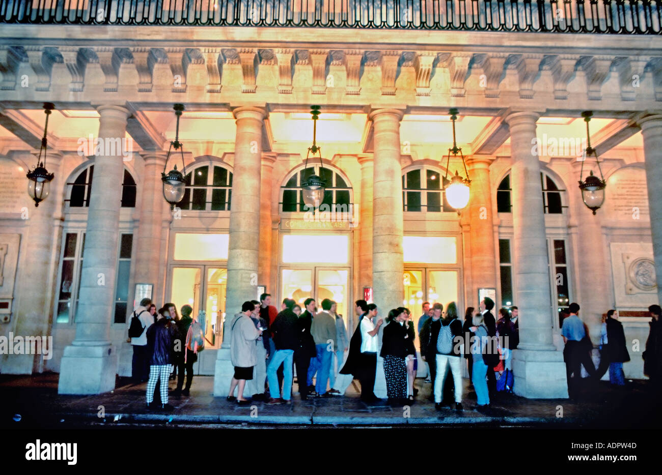 Parigi Francia, Gruppo di adolescenti francesi in attesa, Queuing, fuori Teatro 'la Comedie Francaise' Notte su strada, persone che parlano fuori teatro Foto Stock