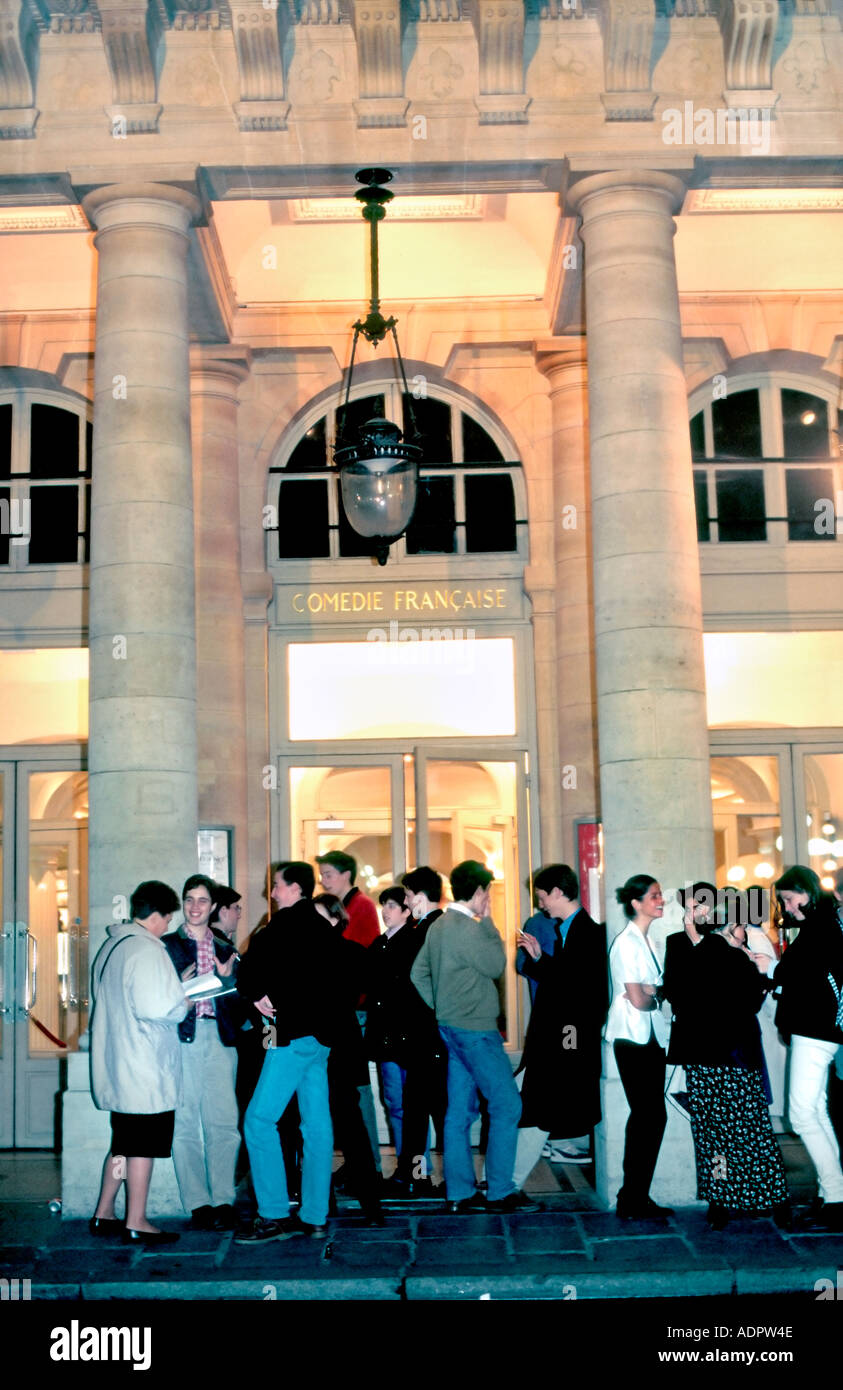 Parigi Francia, folla ragazzi francesi in attesa di fila fuori dal Teatro 'la Comedie Francaise' in coda persone illuminate, notte Foto Stock
