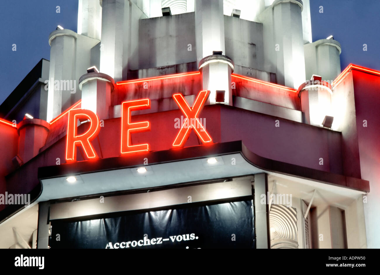 Parigi, Francia, esterno, Rex Movie Theater, Art Deco Architecture Front Marquee, illuminato di notte dettaglio luci al neon, cinema d'epoca con insegna anni '1930, Foto Stock