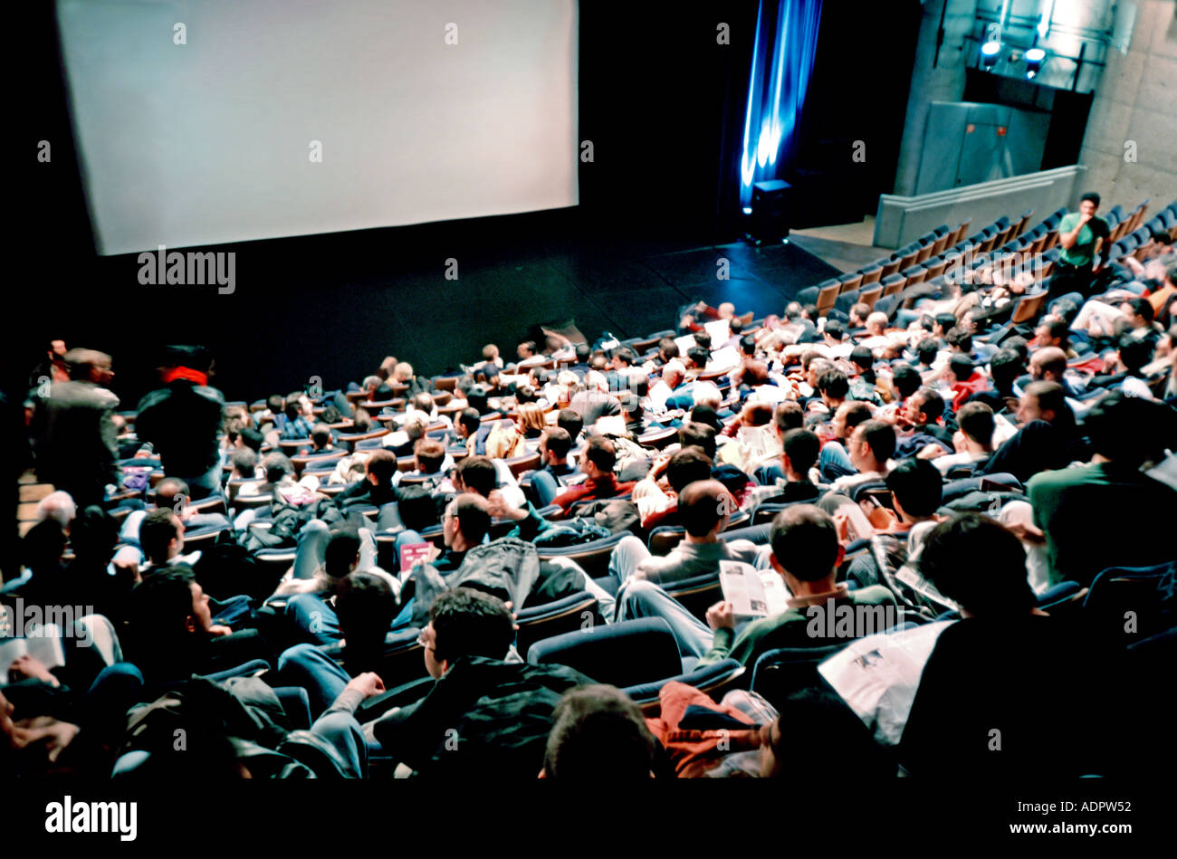 Cinema interno con pubblico dal retro "Forum des Images" Parigi Francia, aereo, grande folla dall'alto, schermo di persone nei film, all'interno Foto Stock