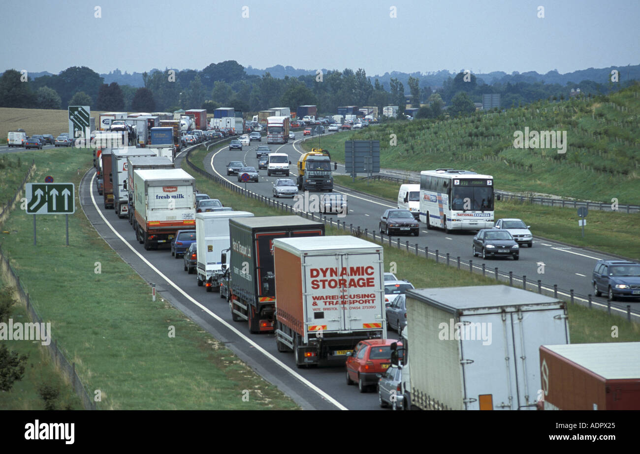 Inceppamento di traffico sul nuovo Newbury Bypass nel Wiltshire, Inghilterra Foto Stock