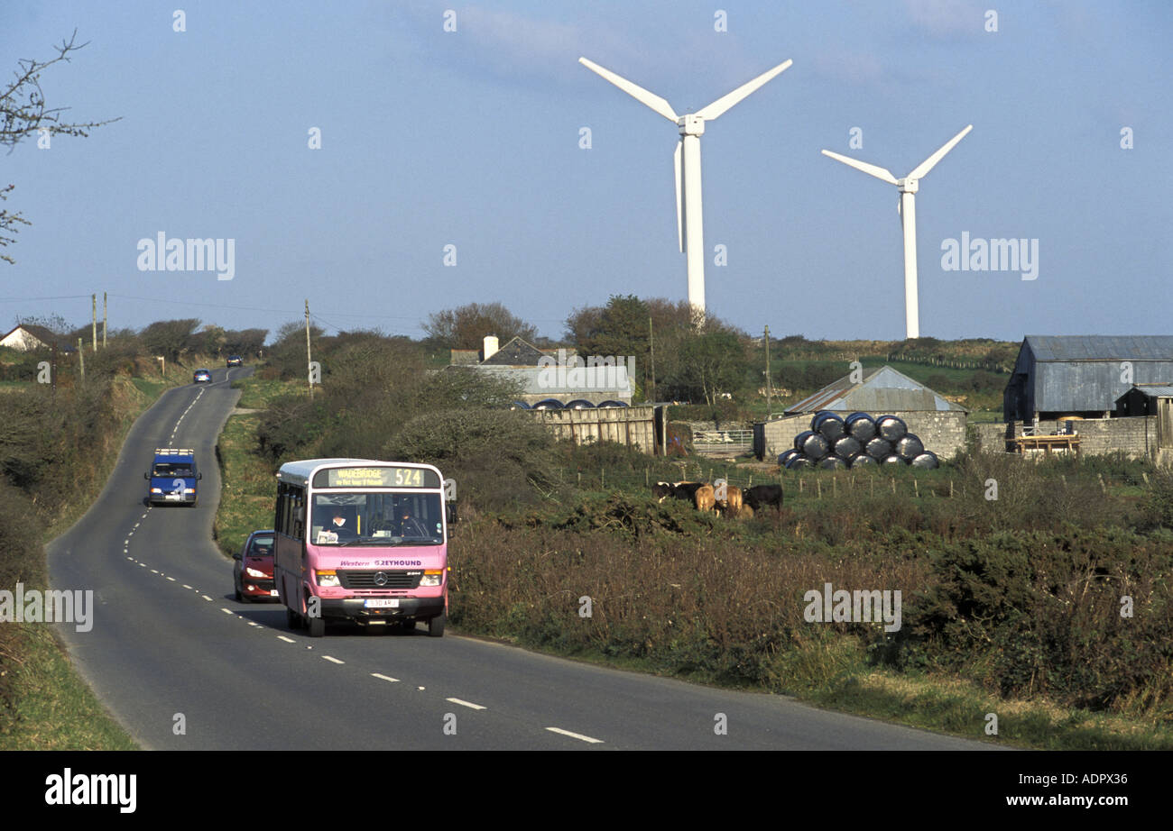 Bus rurale passando per centrali eoliche vicino villaggio Delabole Cornovaglia Foto Stock