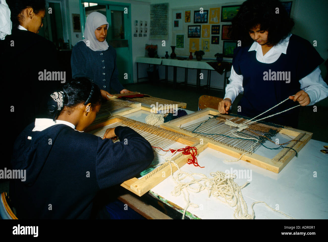 Il Kuwait ai bambini musulmani la tessitura a scuola Foto Stock