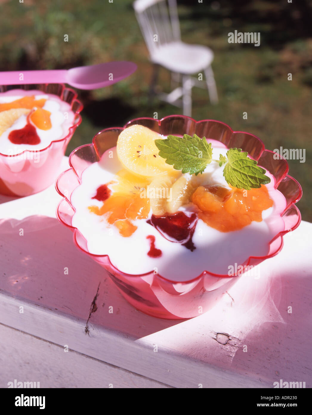Joghurt mit Früchten und Marmeladen Jogurt con frutta e marmellata Foto Stock