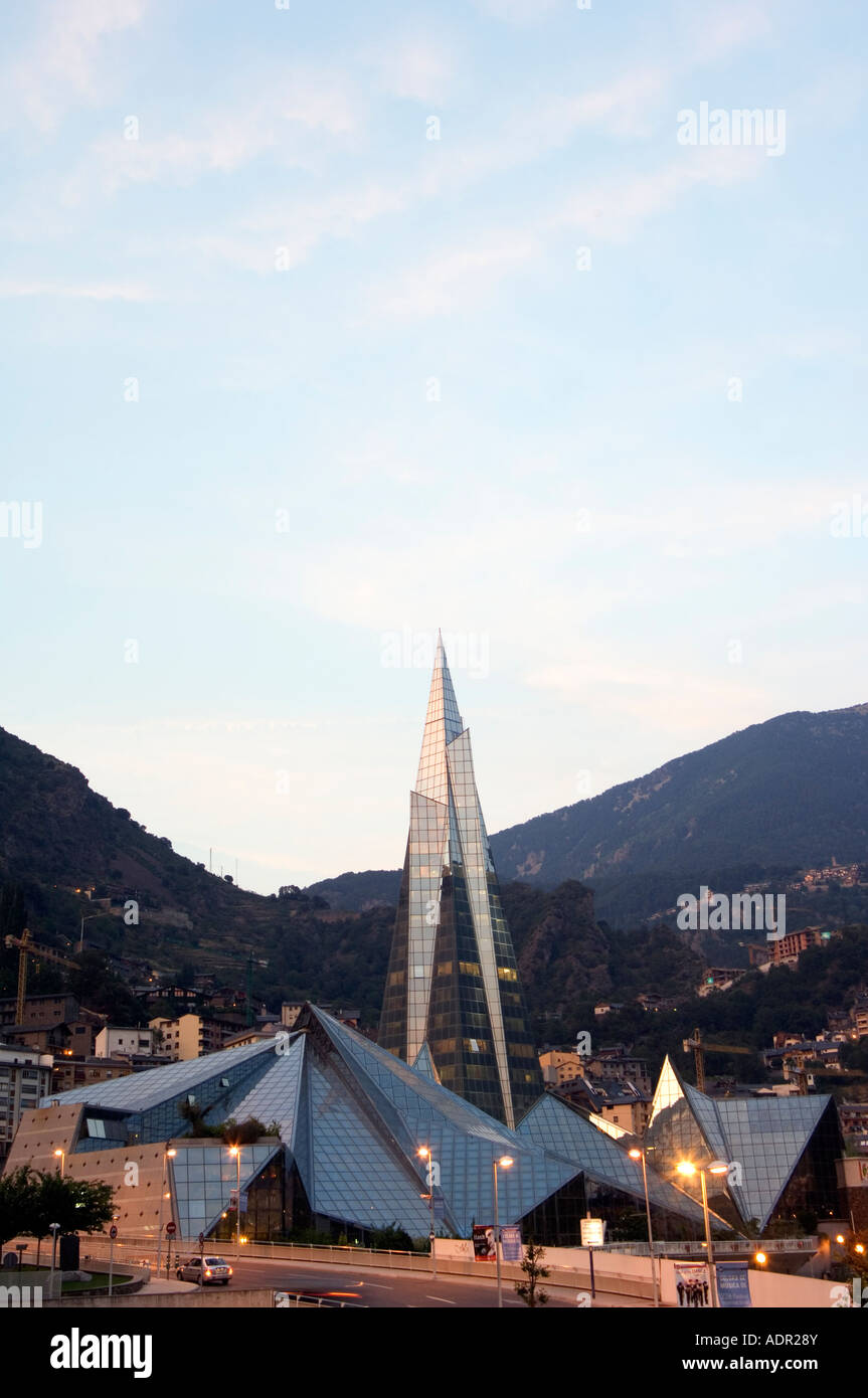 Andorra La Vella primavera calda complesso termale Caldea illuminata di sera Foto Stock