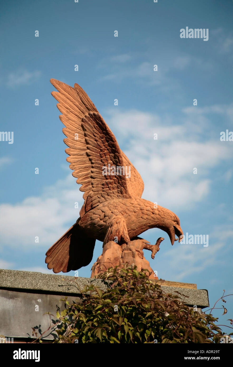 Figura in terracotta di un aquila su un tetto piatto Foto Stock