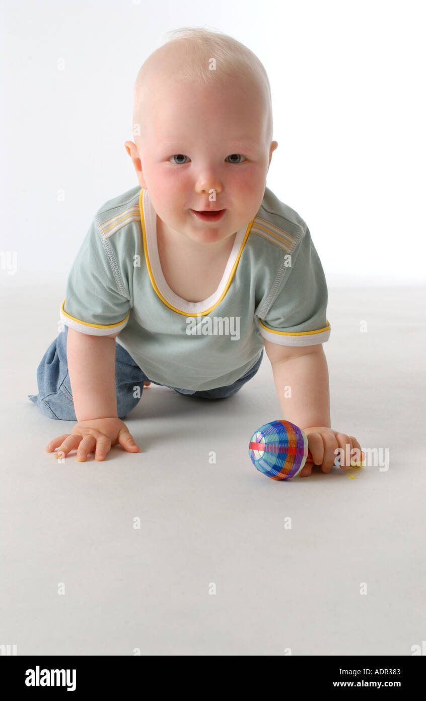 Bimbo gattona sul pavimento Foto Stock