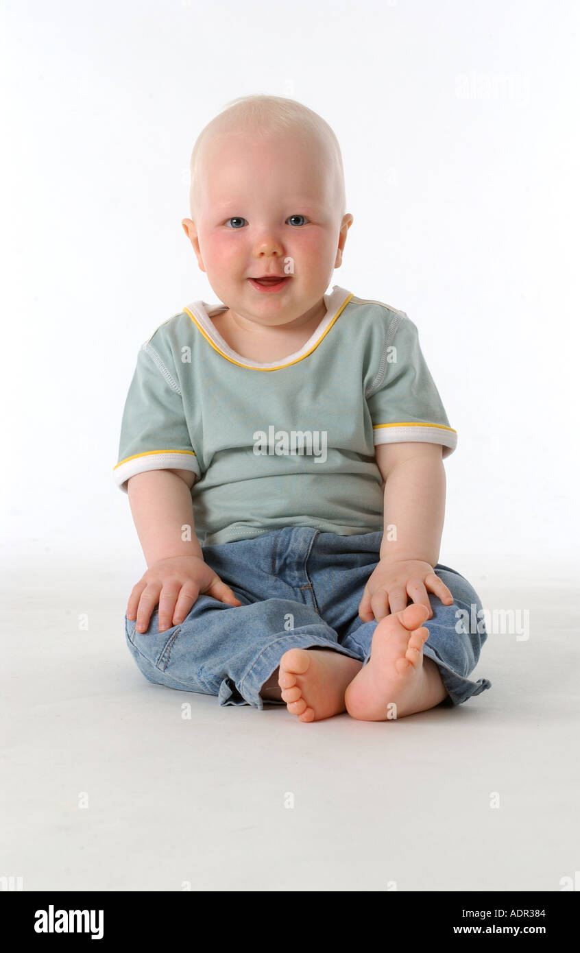 Felice bambino seduto sul pavimento Foto Stock