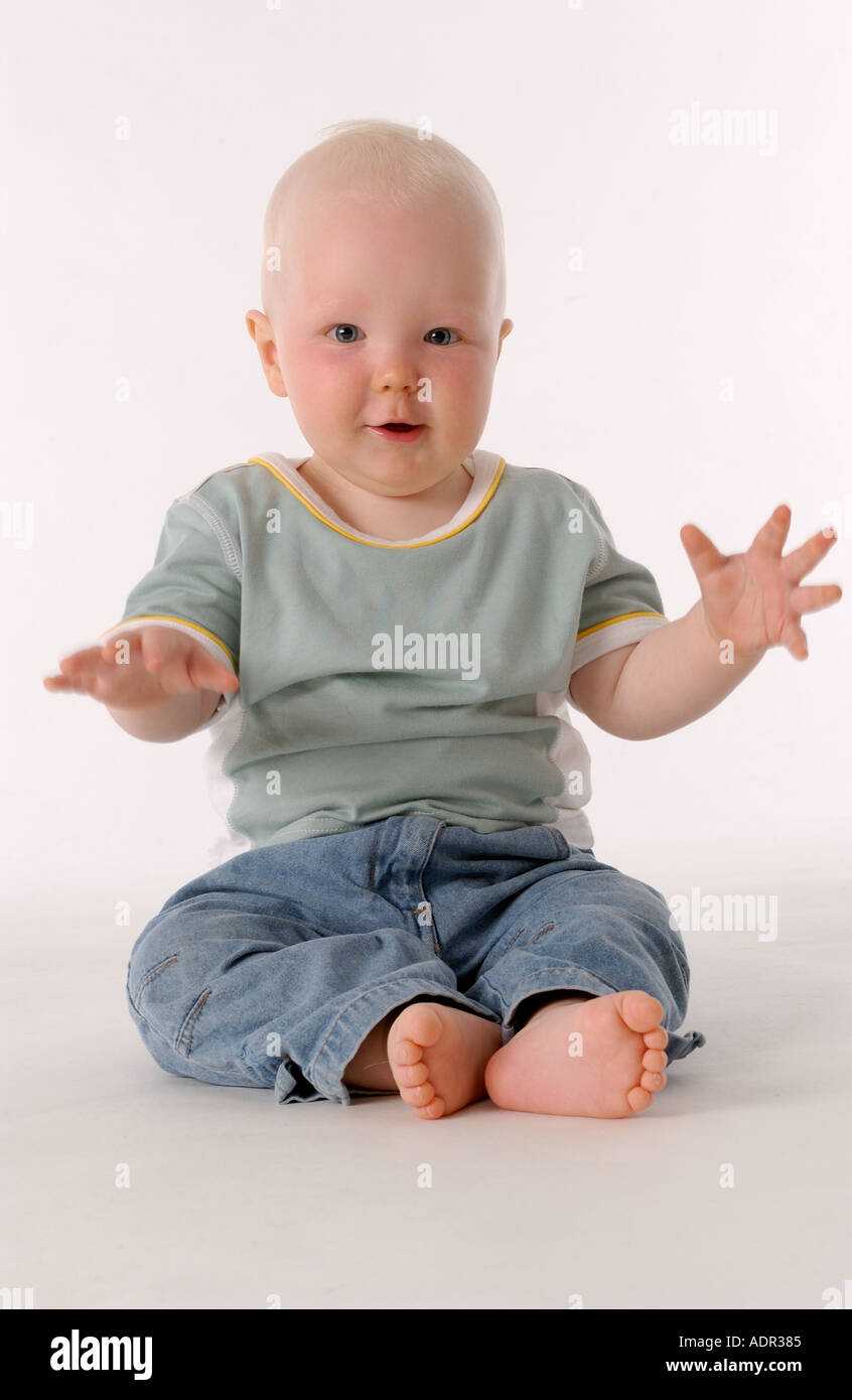 Bambino seduto sul pavimento Foto Stock