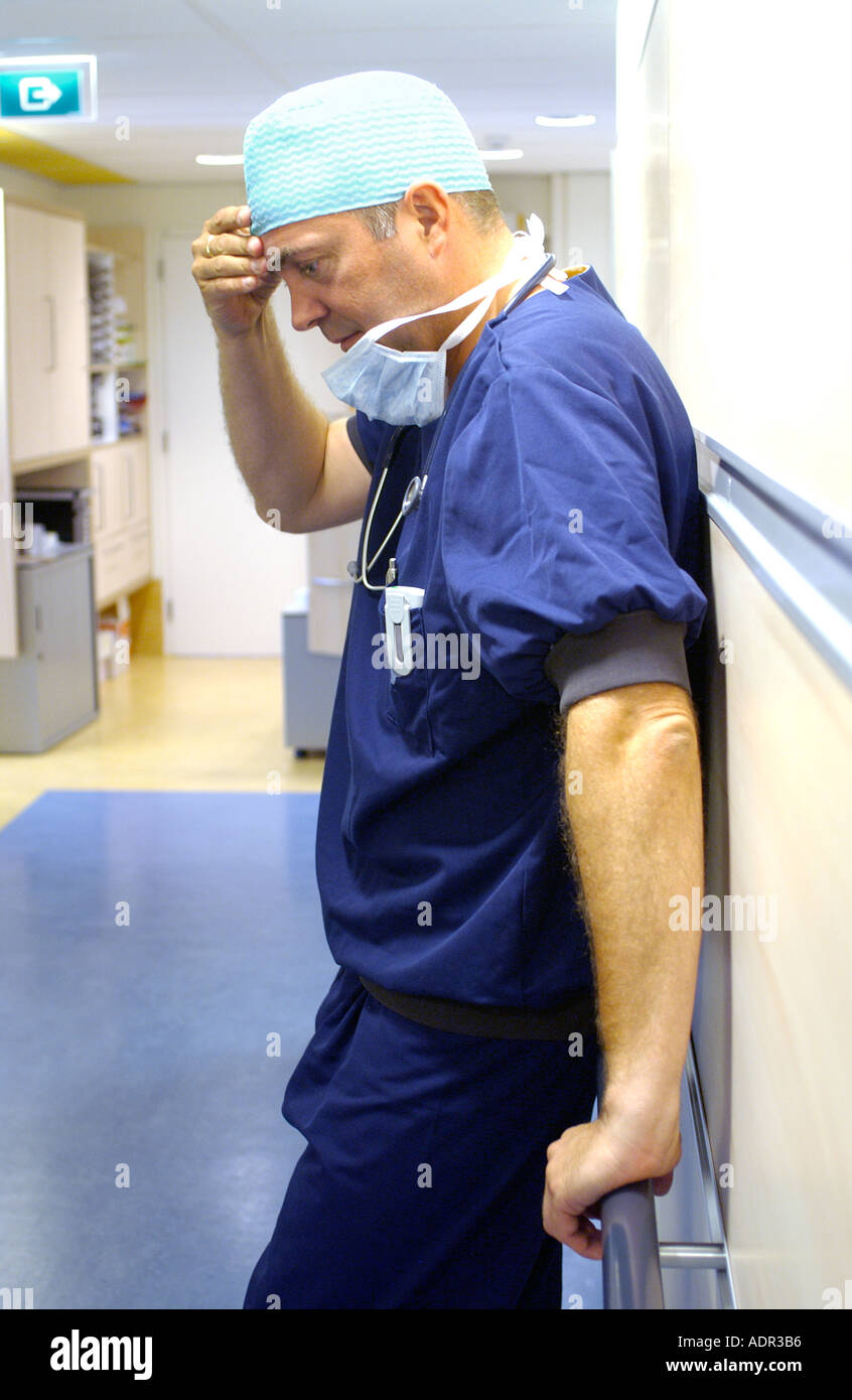 Preoccupato per il medico in ospedale Foto Stock