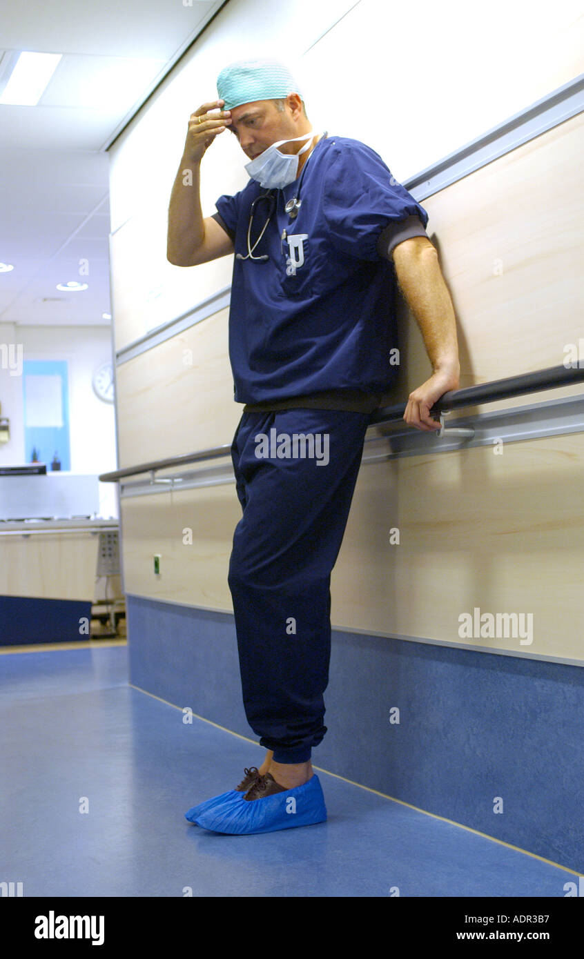 Preoccupato per il medico in ospedale Foto Stock