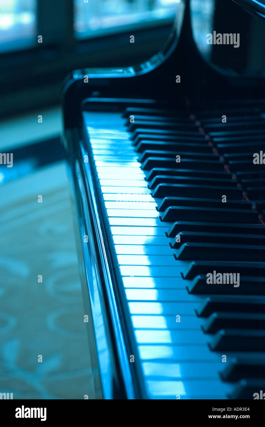Tasti di pianoforte in illuminazione bluastra Foto Stock