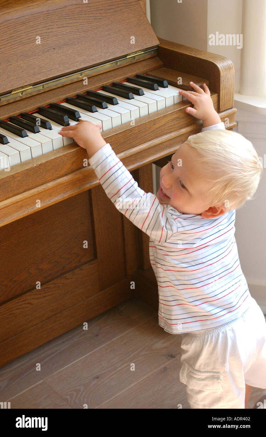 Bambino con pianoforte Foto Stock