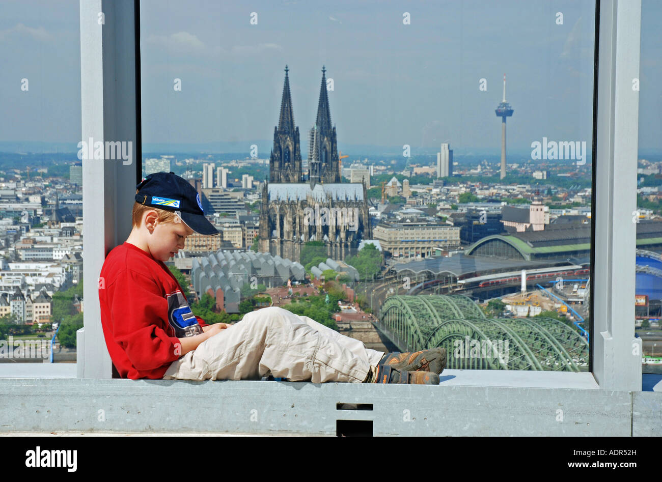 Vista dalla LVR-torre sulla parte vecchia della città e la cattedrale di Colonia, ponte di Hohenzollern e la stazione di alimentazione, Germania nord Rh Foto Stock