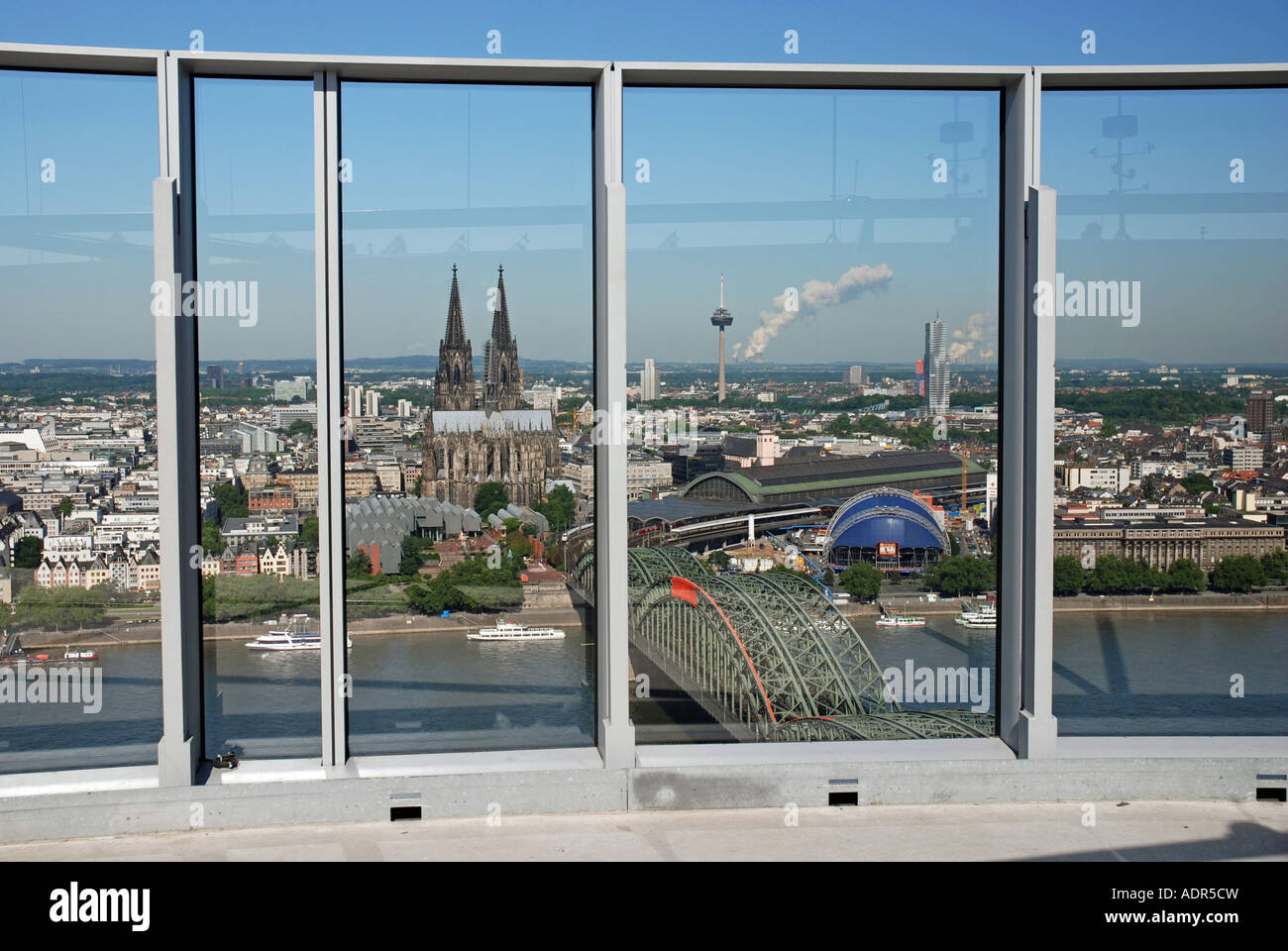 Vista dalla Torre LVR sulla parte vecchia della città e la cattedrale di Colonia, ponte di Hohenzollern, il Museo Ludwig e la stazione principale, Germania Foto Stock