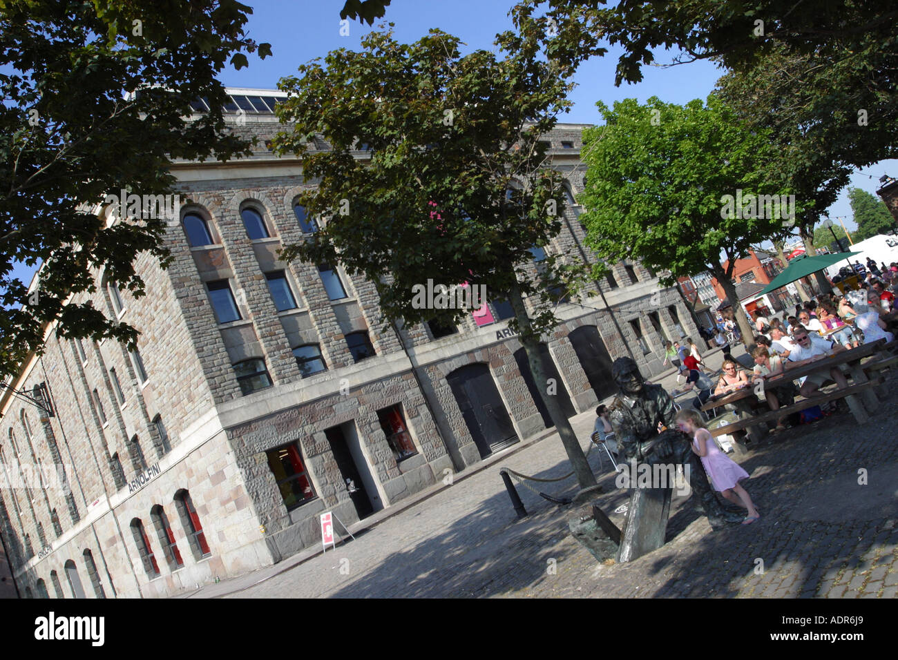 Bristol Inghilterra la Arnolfini art center galleria si trova lungo il porto di Bristol quayside in un ex magazzino di tè Foto Stock