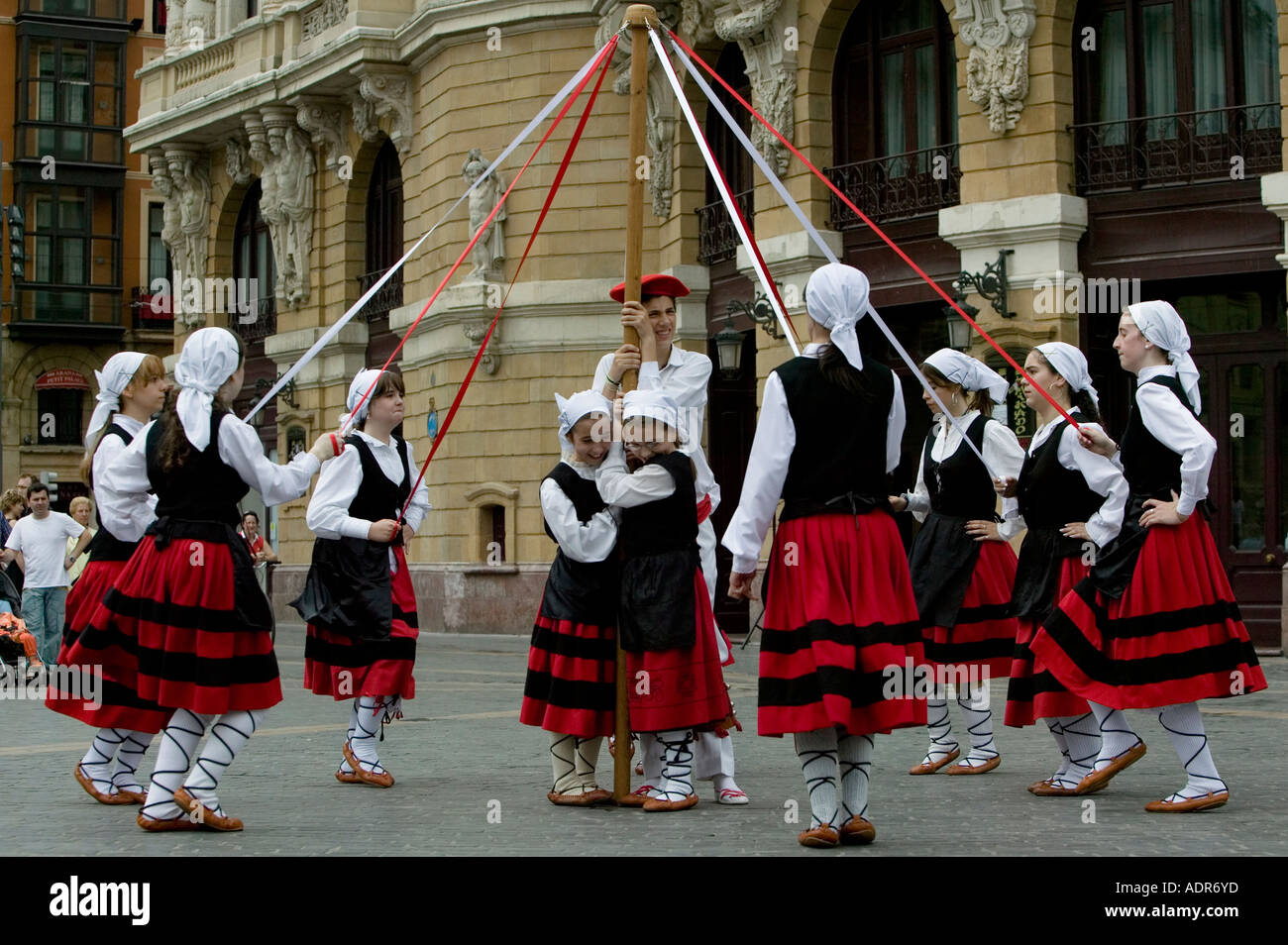 Gioventù basco danza attorno al palo può come parte di un tradizionale basca folk dance Plaza Arriaga Bilbao Foto Stock