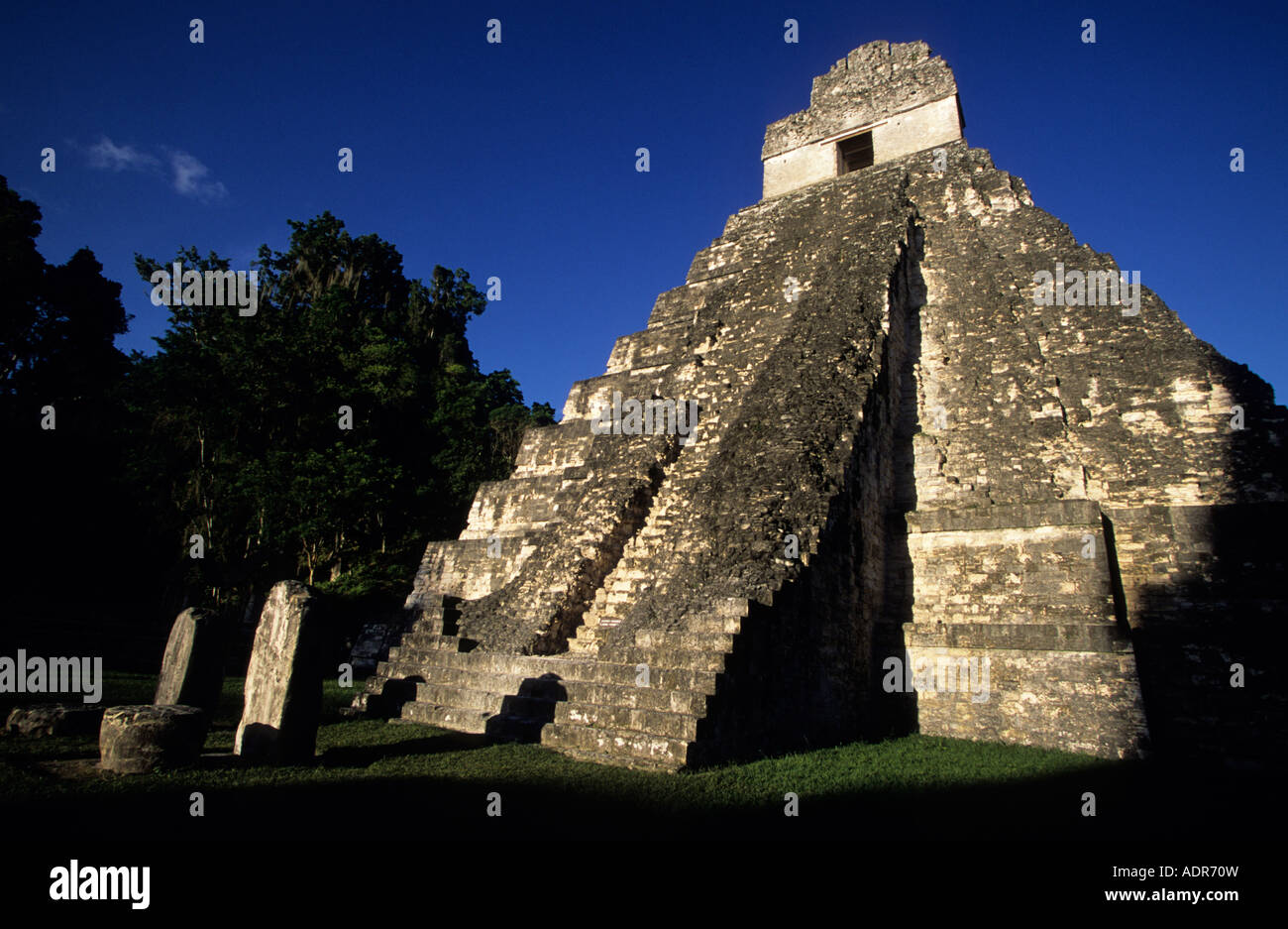 Il Tempio del giaguaro nella piazza principale antica città maya di Tikal Guatamala Foto Stock