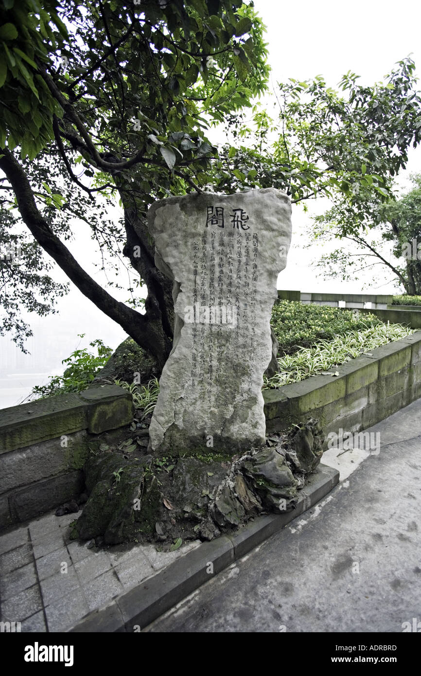 Cina CHONGQING monumento di pietra scolpita in mandarino nel parco sulla cima di una collina che si affaccia su Chongqing o della Città di Fiume Foto Stock