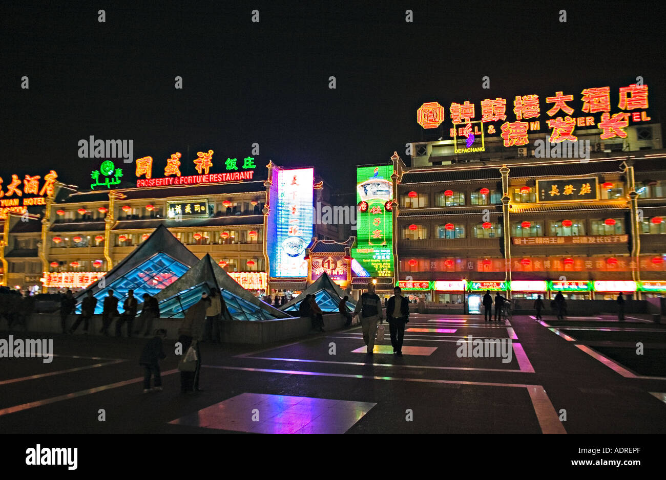 Cina XIAN scena notturna della strada dello shopping nel centro cittadino di Xian con luci al neon Foto Stock