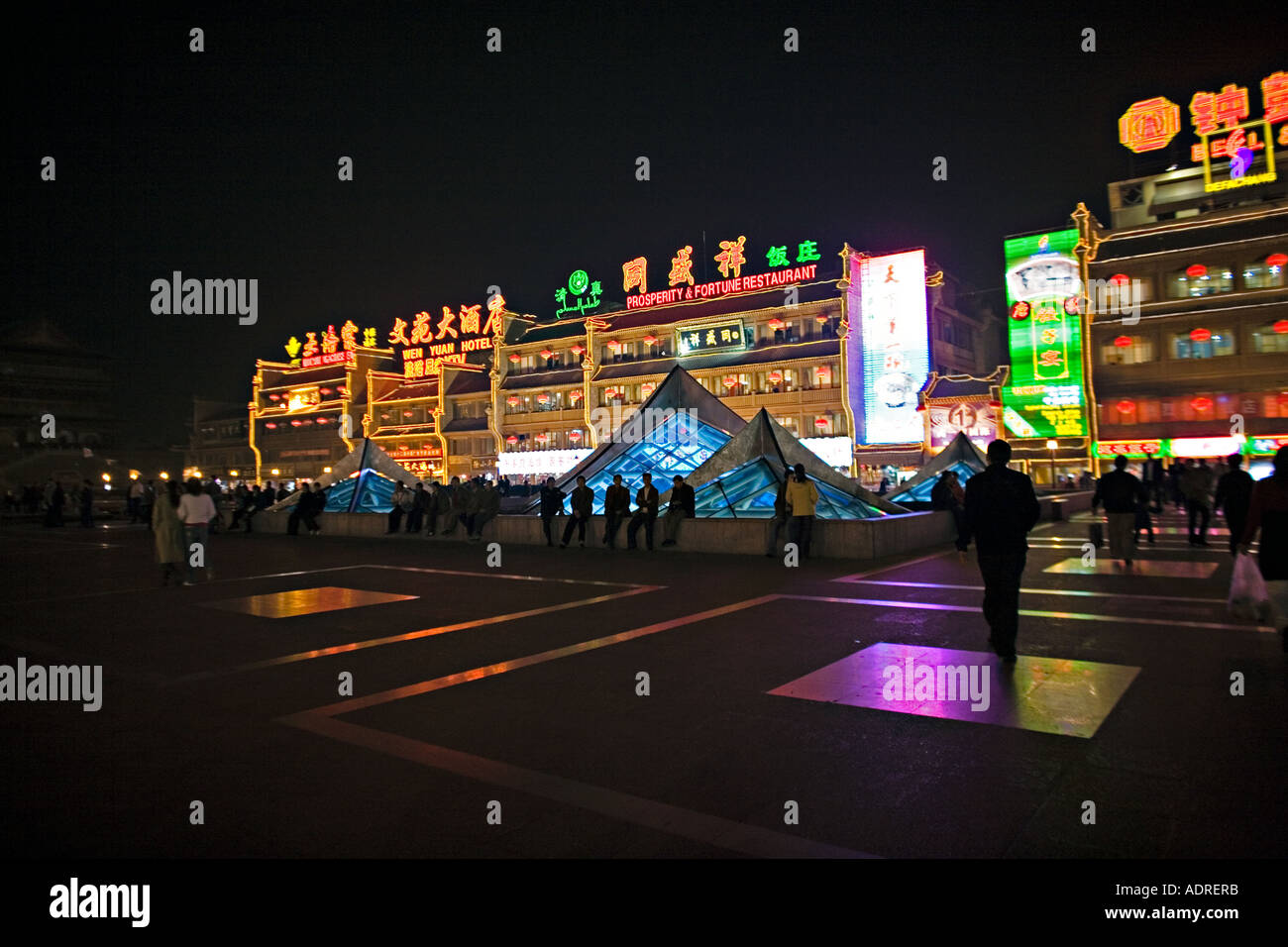 Cina XIAN scena notturna della strada dello shopping nel centro cittadino di Xian con luci al neon Foto Stock