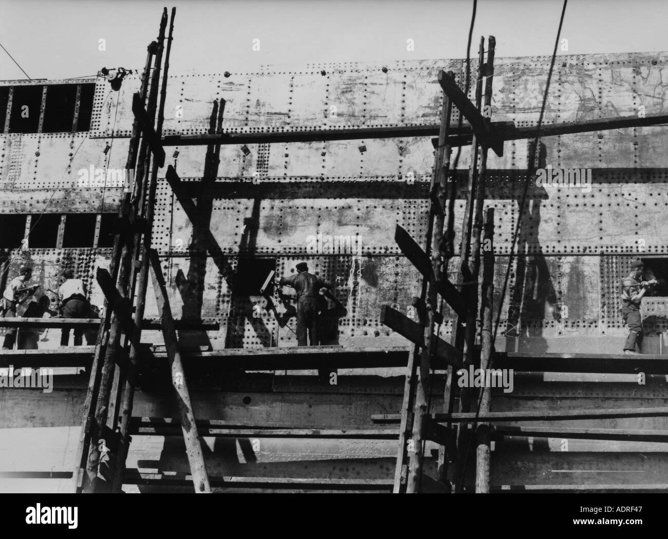 Regno Unito Scozia Greenock cantiere del 1890 s building SS Isis il montaggio delle piastre dello scafo Foto Stock