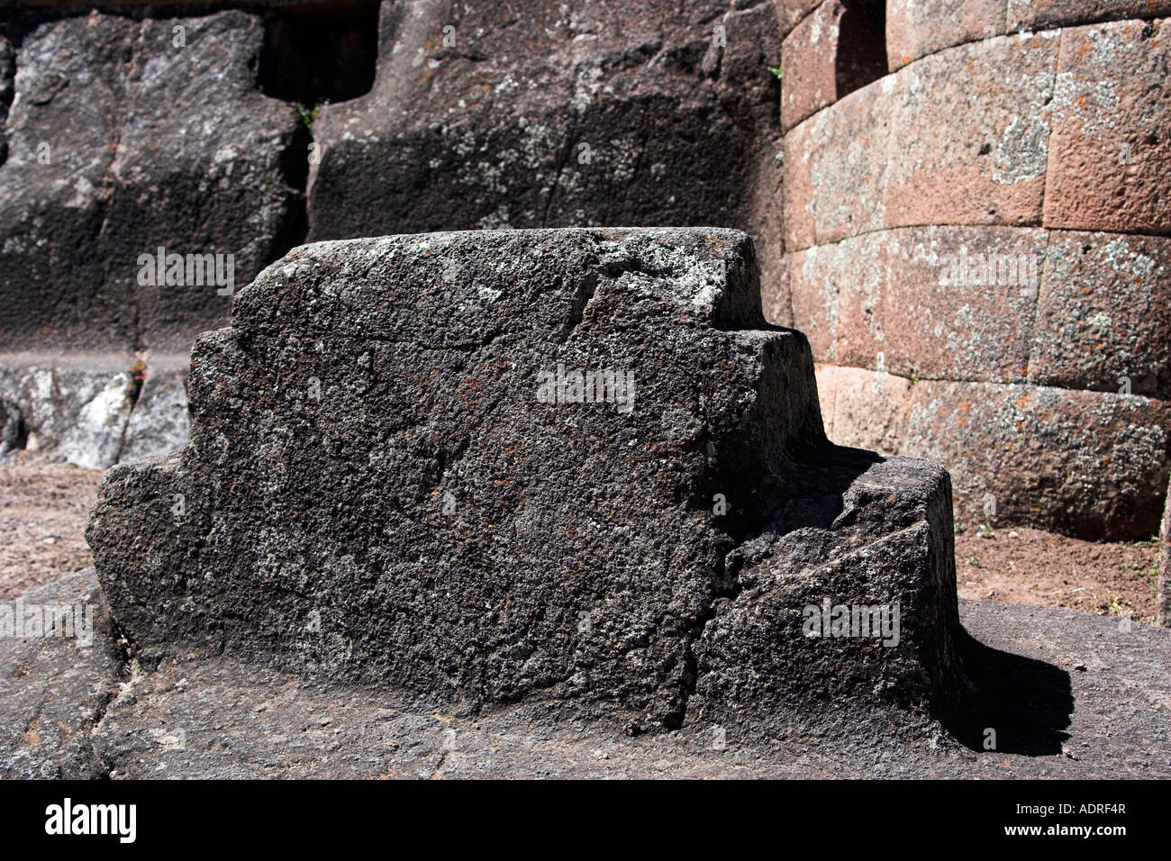 Pisac rovine, Chakana o Inca [croce] scolpita in pietra simbolo della mitologia Inca, [Valle Sacra], Perù, Ande, "Sud America" Foto Stock