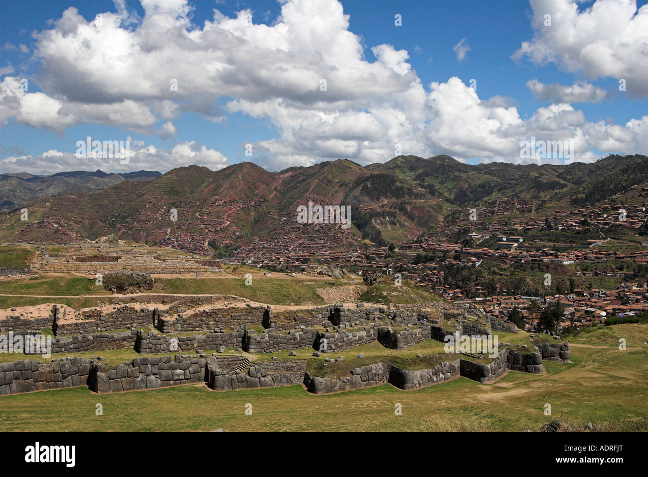 Sacsayhuaman rovine Inca, antica fortezza e montagne delle Ande, Cusco (Cuzco, Perù, "Sud America" Foto Stock