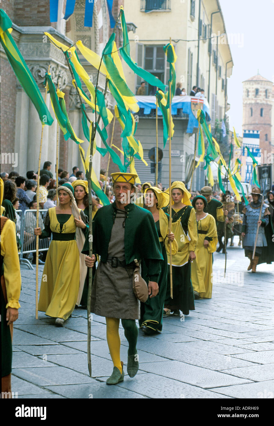 Provincia di Asti Asti Piemonte Piemonte Italia Palio d Asti parata medievale attraverso la città di Nobili Foto Stock