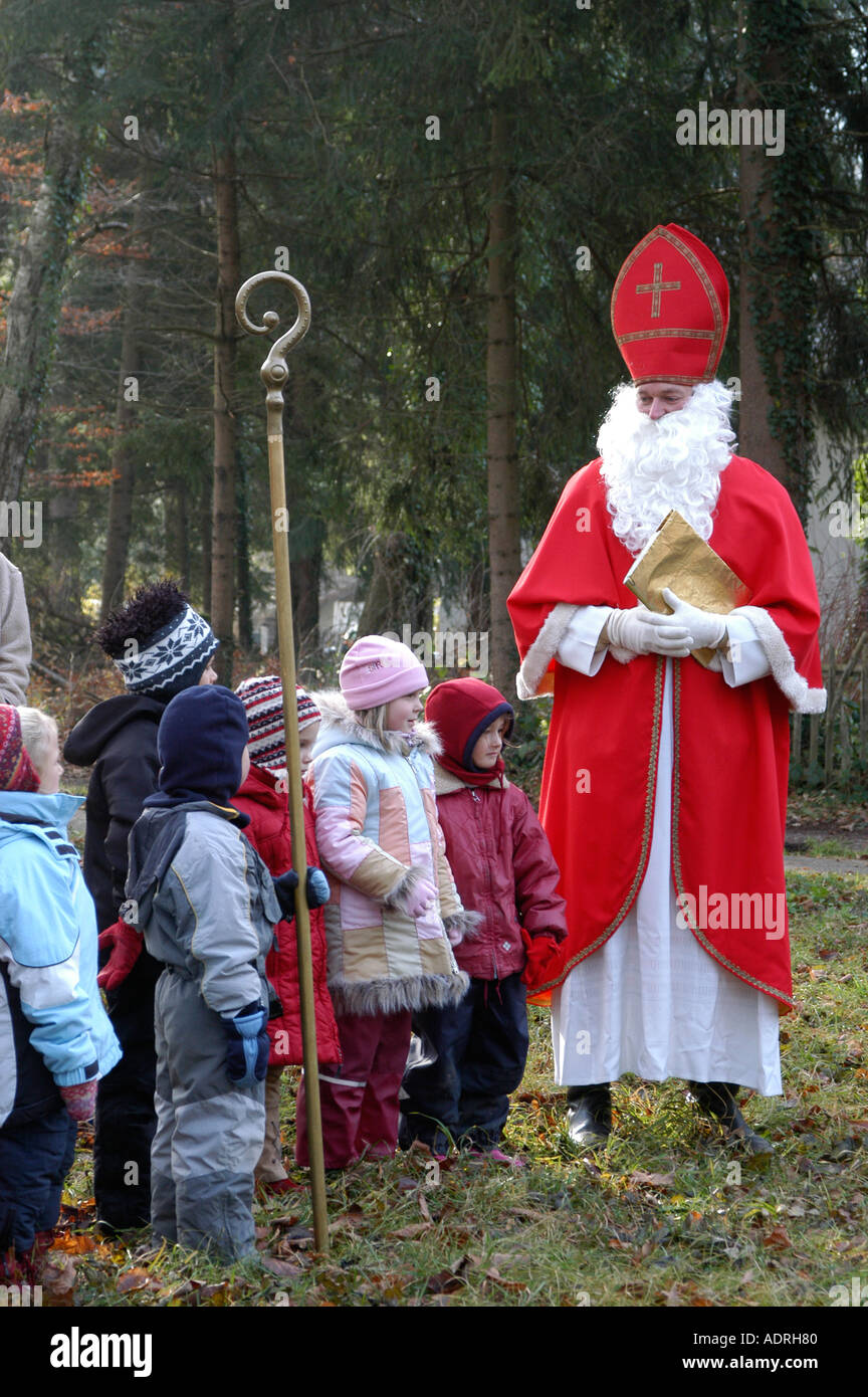 Visita di Babbo Natale in un asilo nido gruppo in una foresta Foto Stock